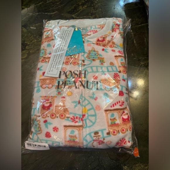 NWT - Posh Peanut - Microfleece Jumpsuit / Playsuit - Pattern: Gingerbread Train - Picture 7 of 13